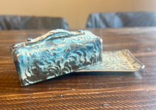 Load image into Gallery viewer, Dark Blue/ Brown Traditional Style Butter Dish